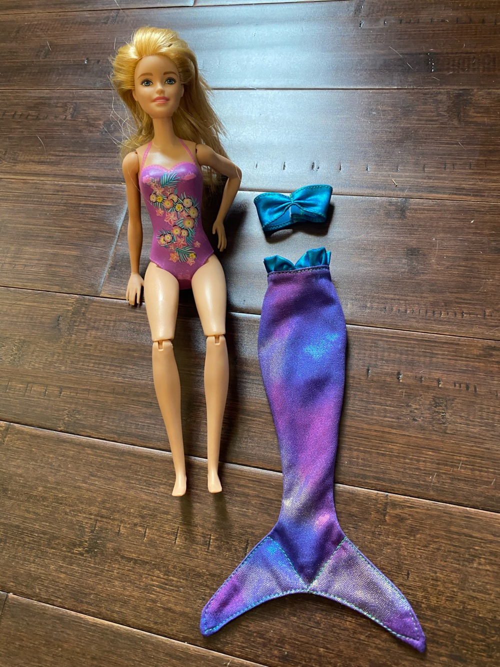 2 Swim Barbies with 2 mermaid outfits - Picture 8 of 14